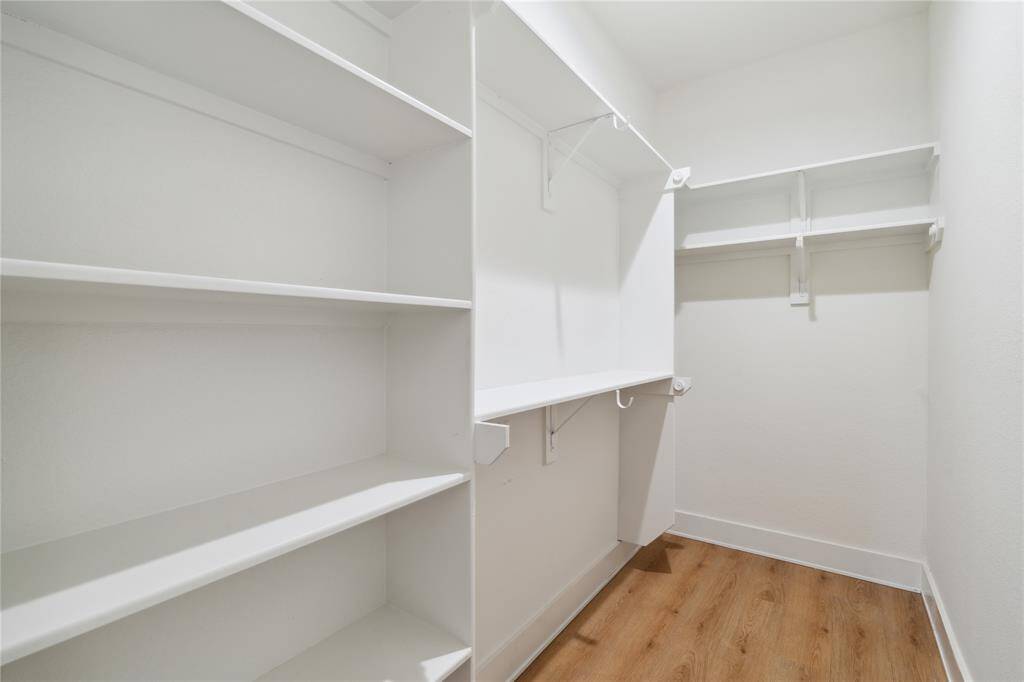 The oversized closet provides ample space for all your wardrobe essentials, offering both organization and style in one expansive area. A perfect solution for keeping everything neat and easily accessible.