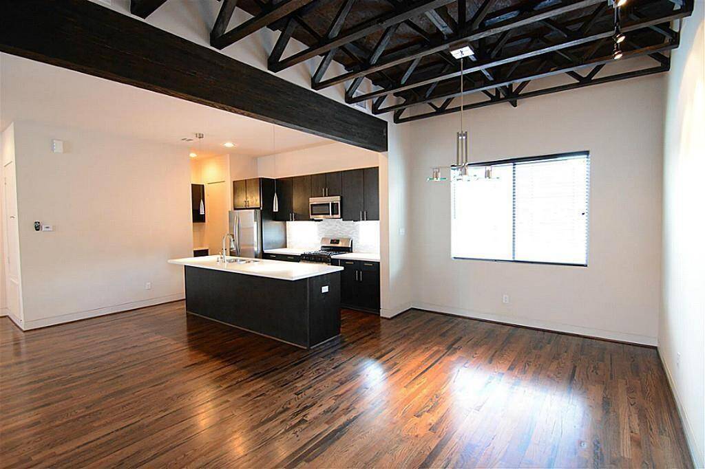 Double wide windows to keep the dining area with daylight