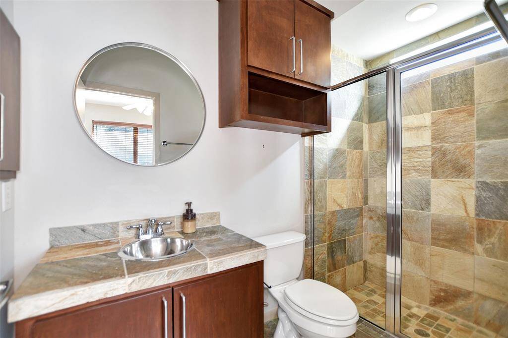 Bathroom on 1st floor
