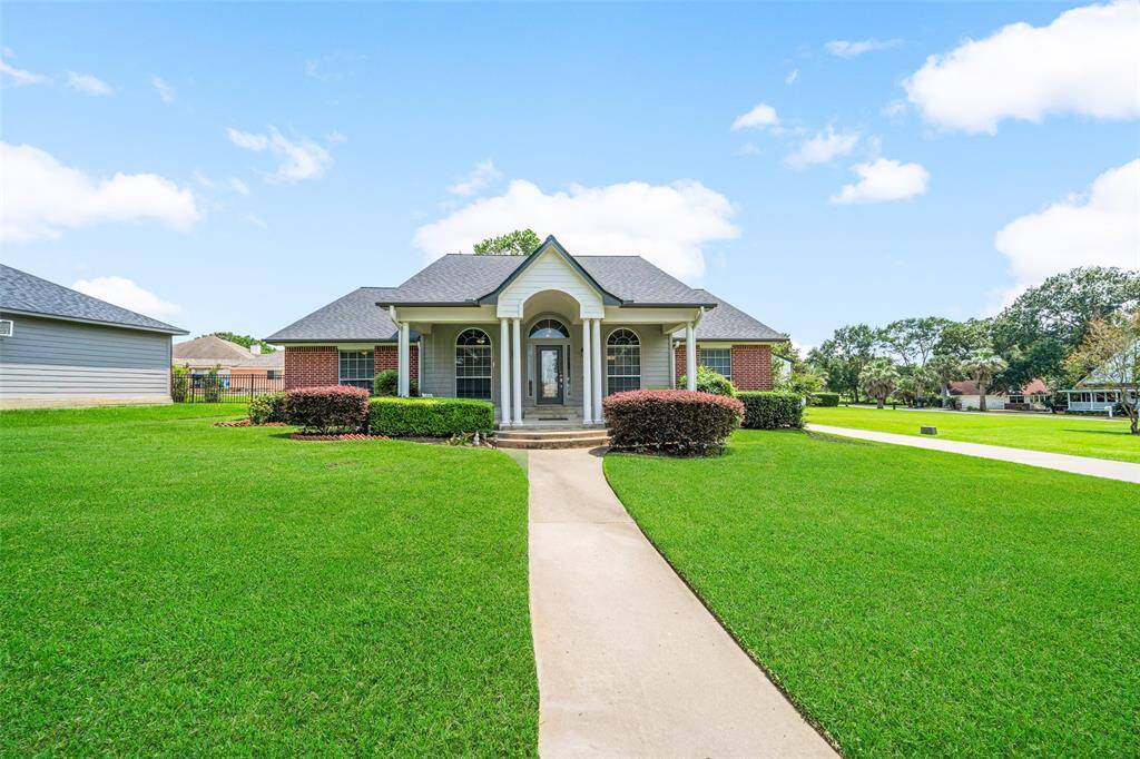 Another look at the front of the home a little further out, nice landscaping and great curb appeal.