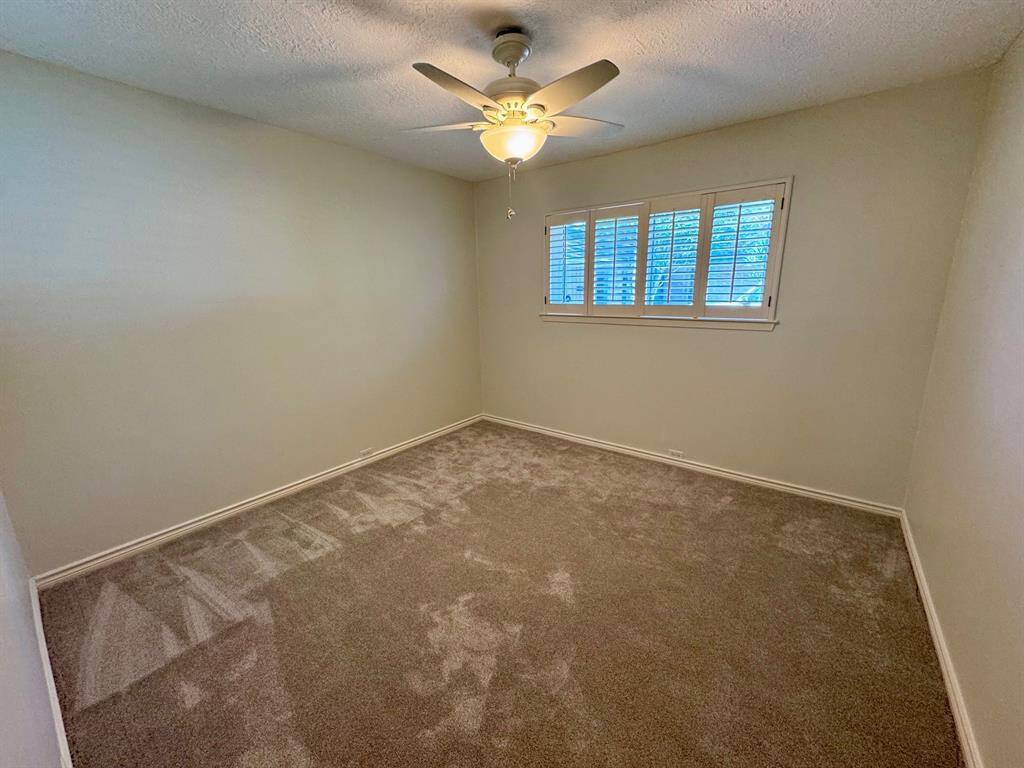 Third bedroom also has new never lived on carpet.