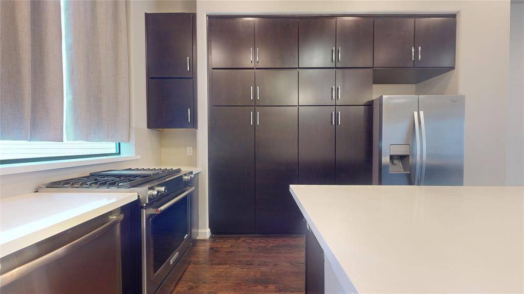 Another view of the kitchen...