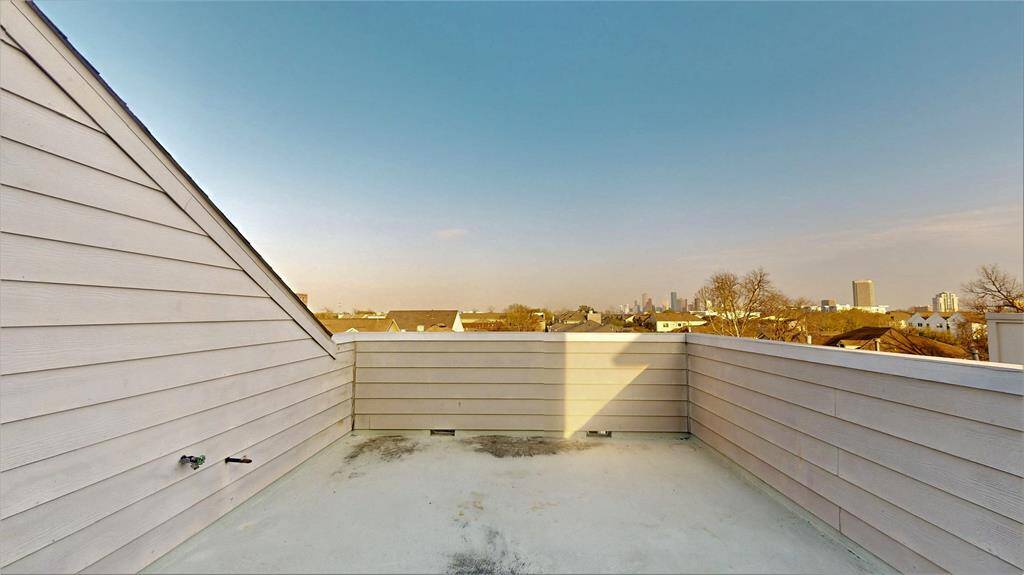 Large, private roof top terrace... the terrace has been power-washed since this photo was taken!