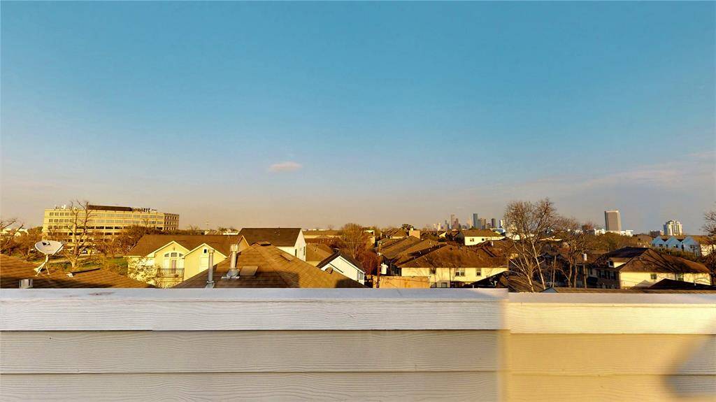 ... with spectacular view of Downtown