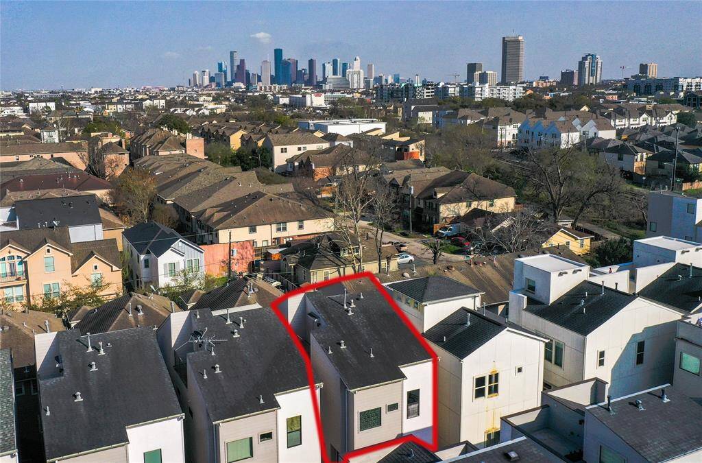Aaaaahhh, the Washington Corridor: close to Downtown and the Art and Theater Districts, close to two of our largest Houston parks, and with direct access to multiple freeways....