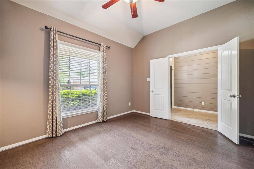 Versatile Flex/Office Space: Bright and inviting with ample natural light, perfect for a home office or creative studio.