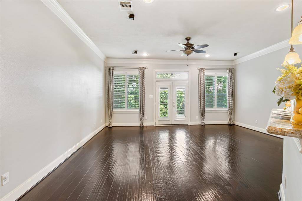 Spacious living room
