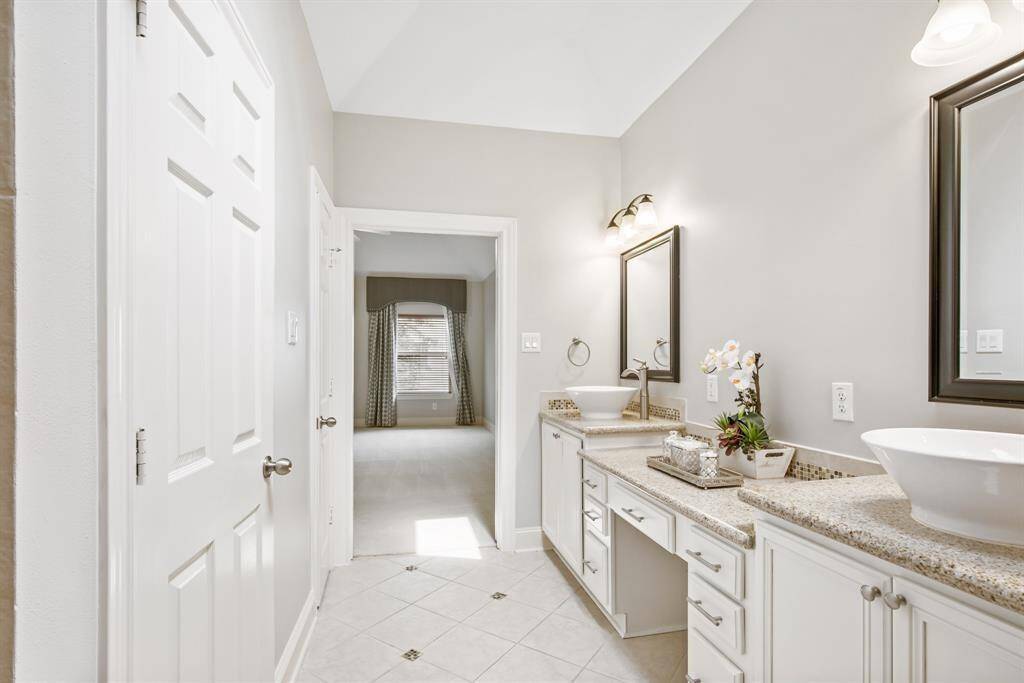 Luxury  and spacious primary bedroom bathroom