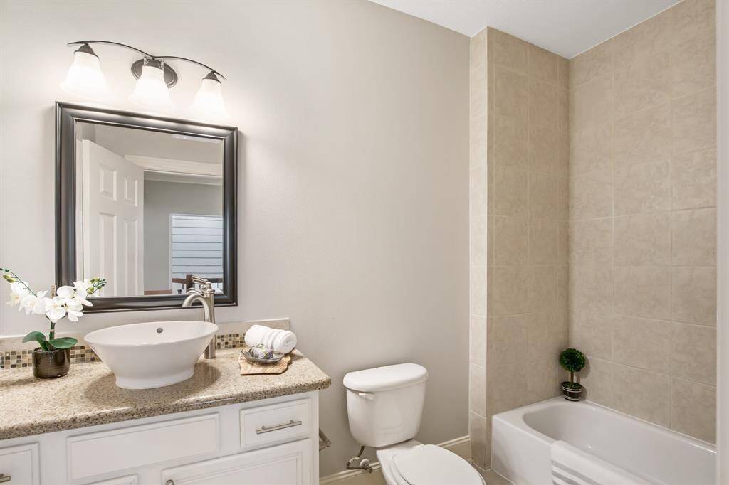 2nd floor - Secondary bathoom