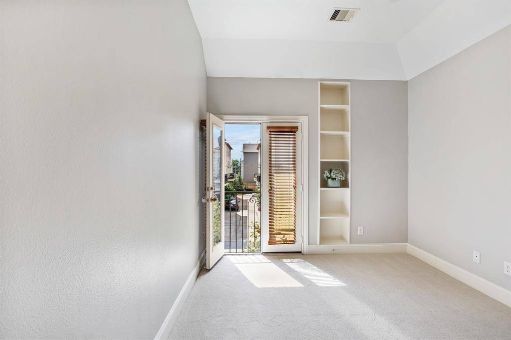 2nd floor - Secondary bedroom