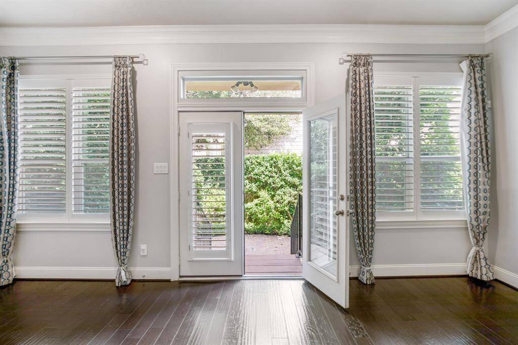 Double door in the living room leading to the backyard