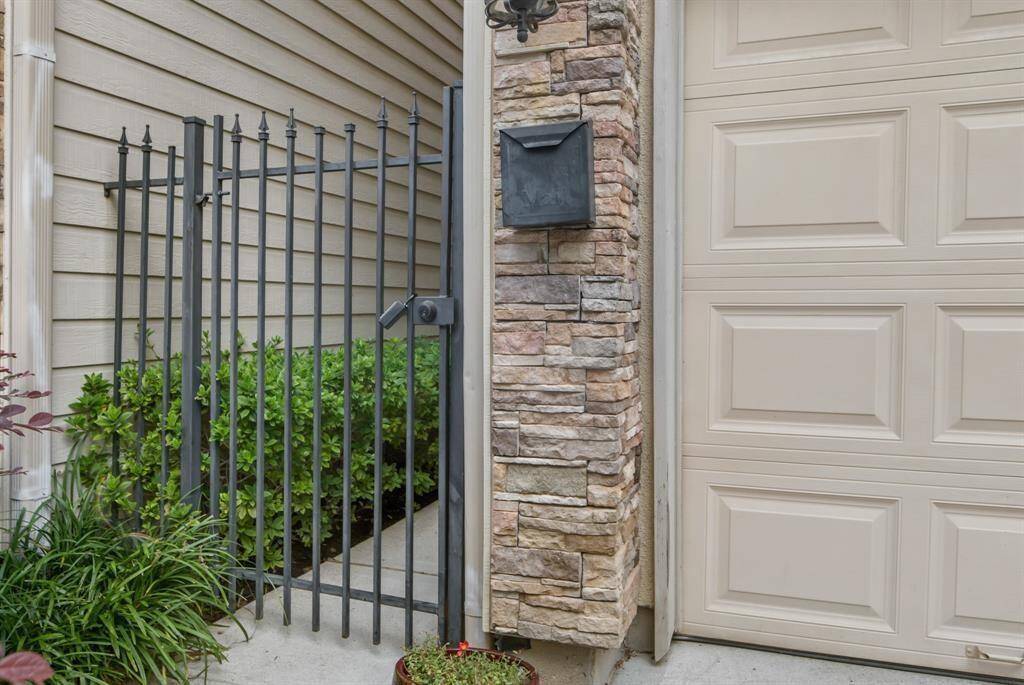 Side Entry Way
