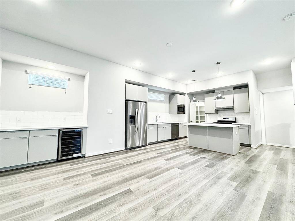 Dining area with extended beverage bar