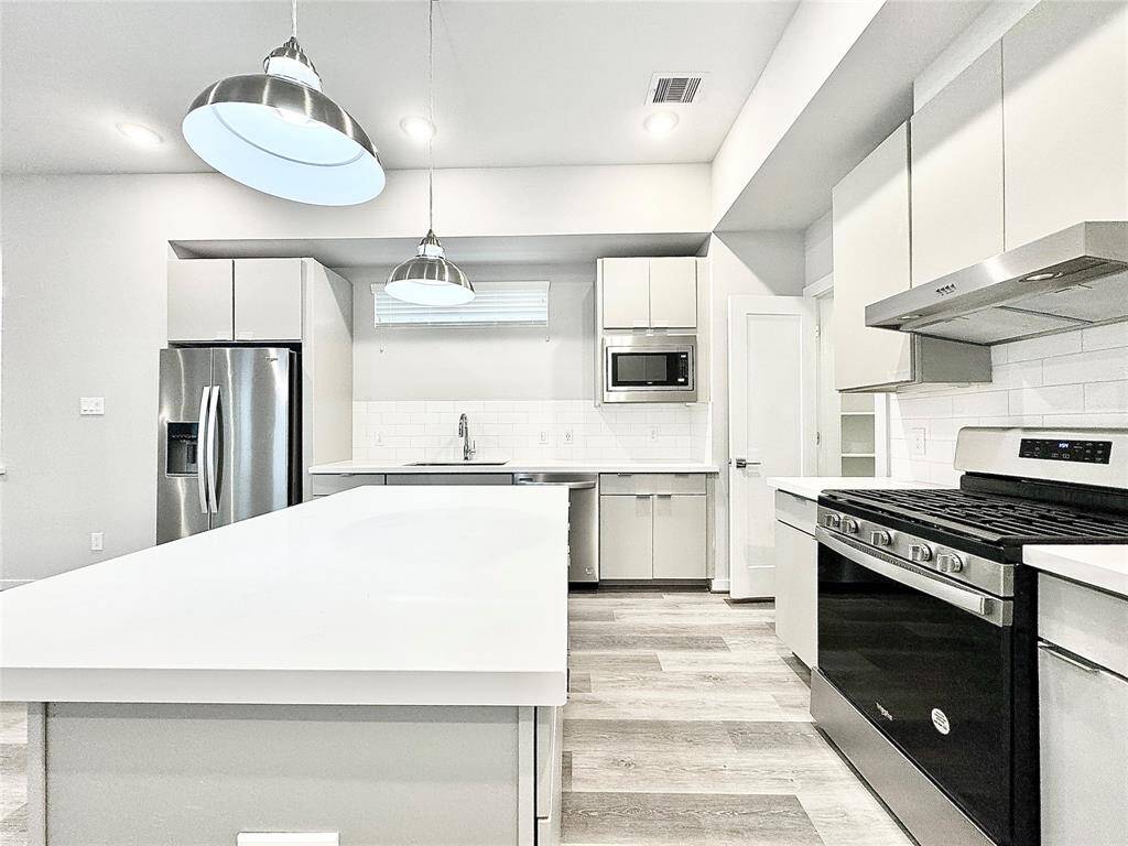 Kitchen island with gas cooktop stove