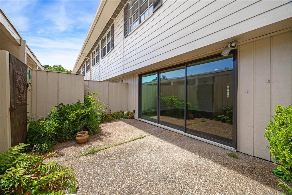 Spacious patio!
