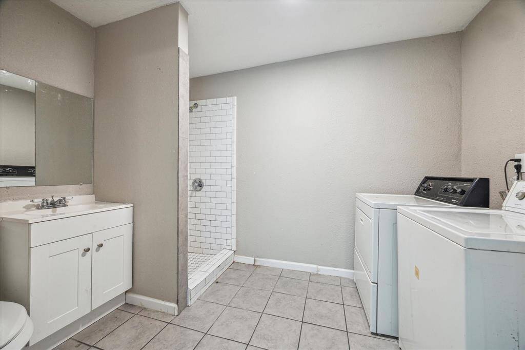 Primary Restroom/Utility Room