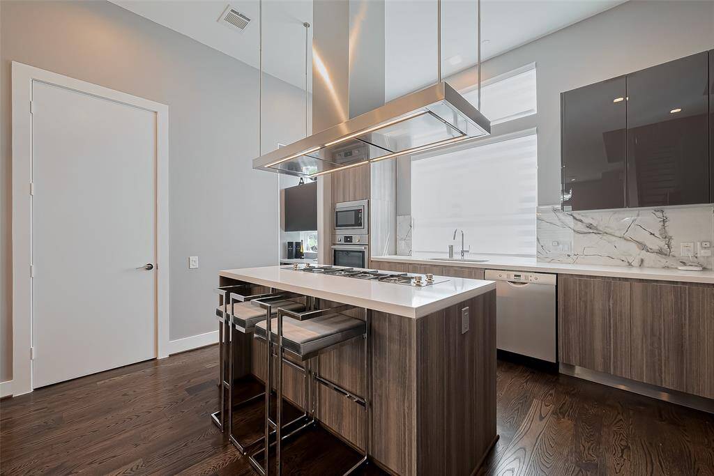 Modern Italian Kitchen with soft closing cabinets and drawers