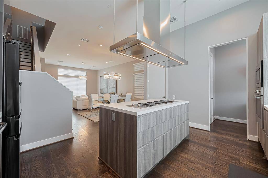 Modern Italian Kitchen with soft closing cabinets and drawers