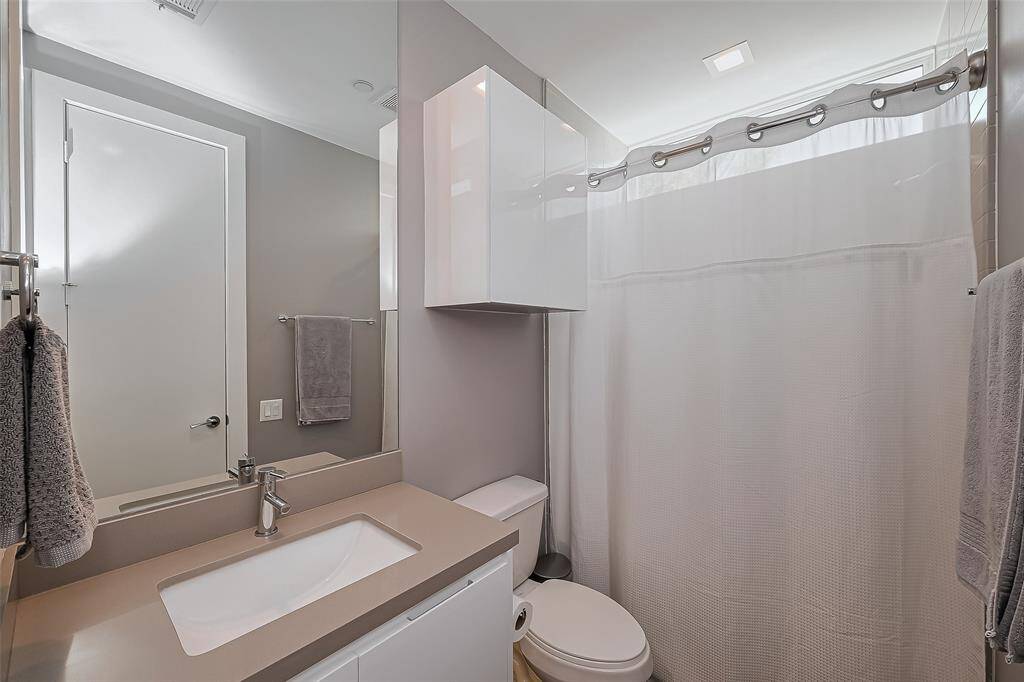 1st floor en suite bathroom