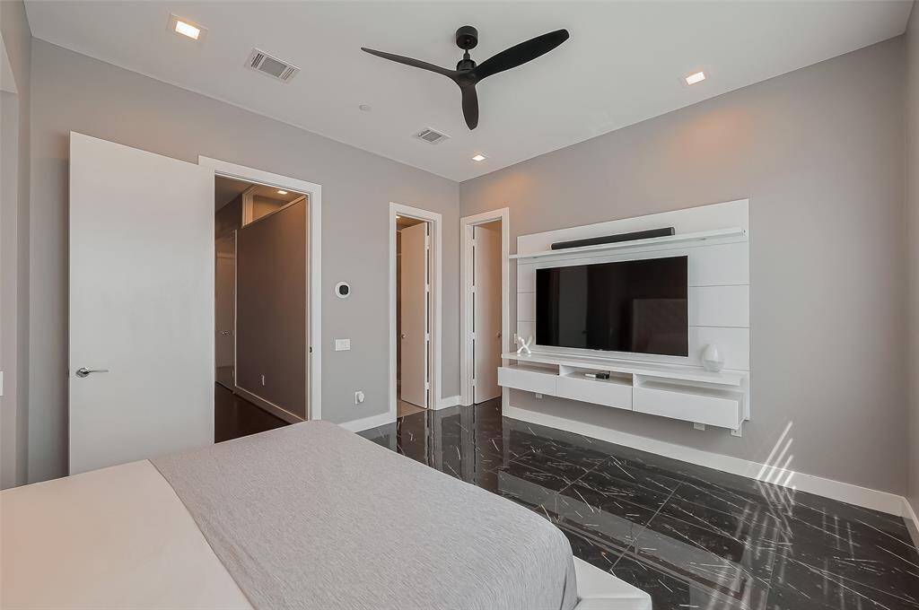 Another view of the primary room with marble look flooring