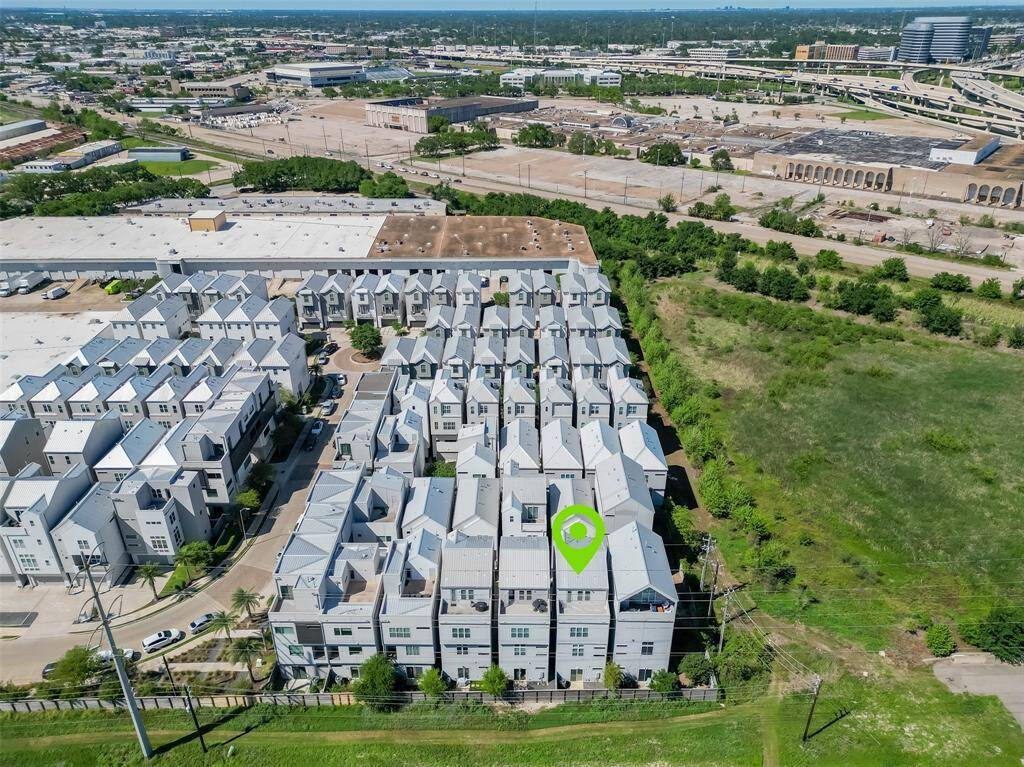 Located within minutes of Galleria, I10, 610 and 290 for easy access to each area of town