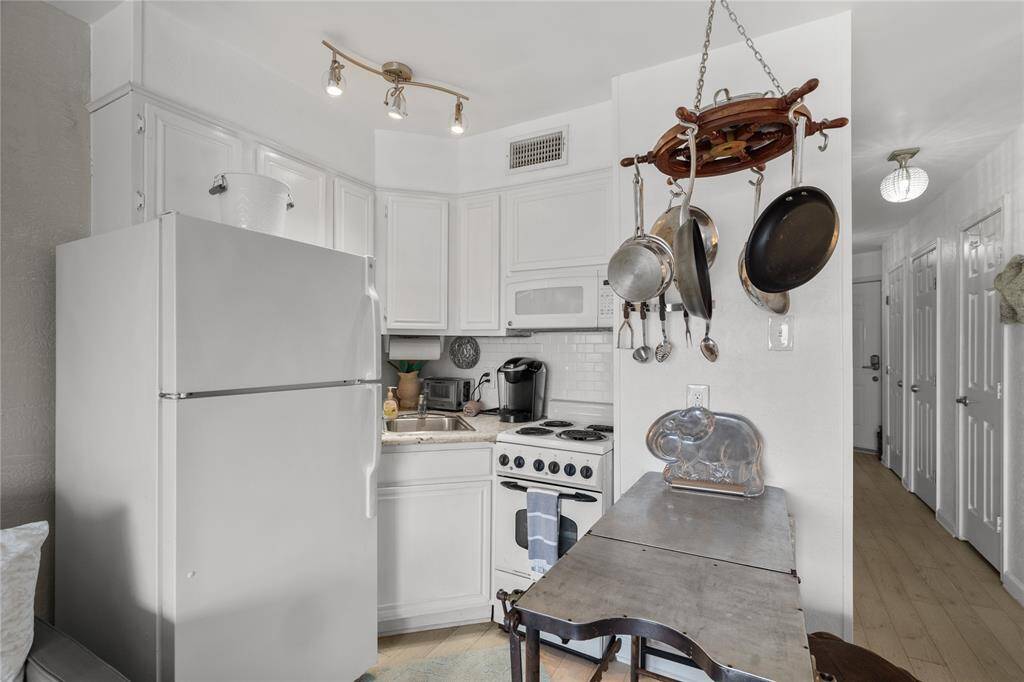 Love the POT HANGER!