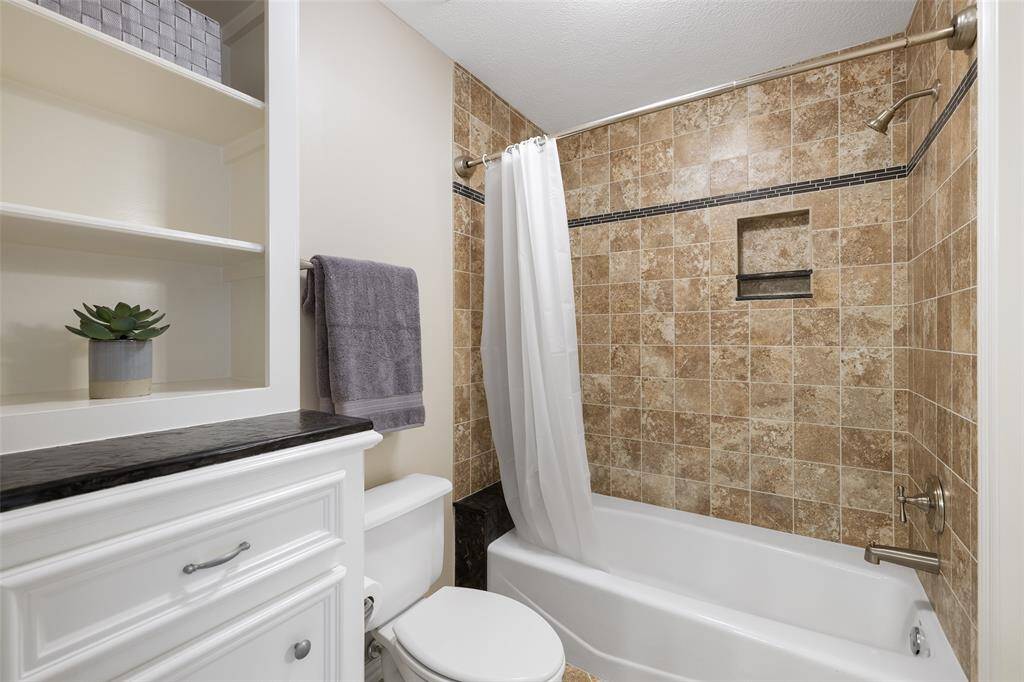 Updated tub in Jack & Jill bathroom.