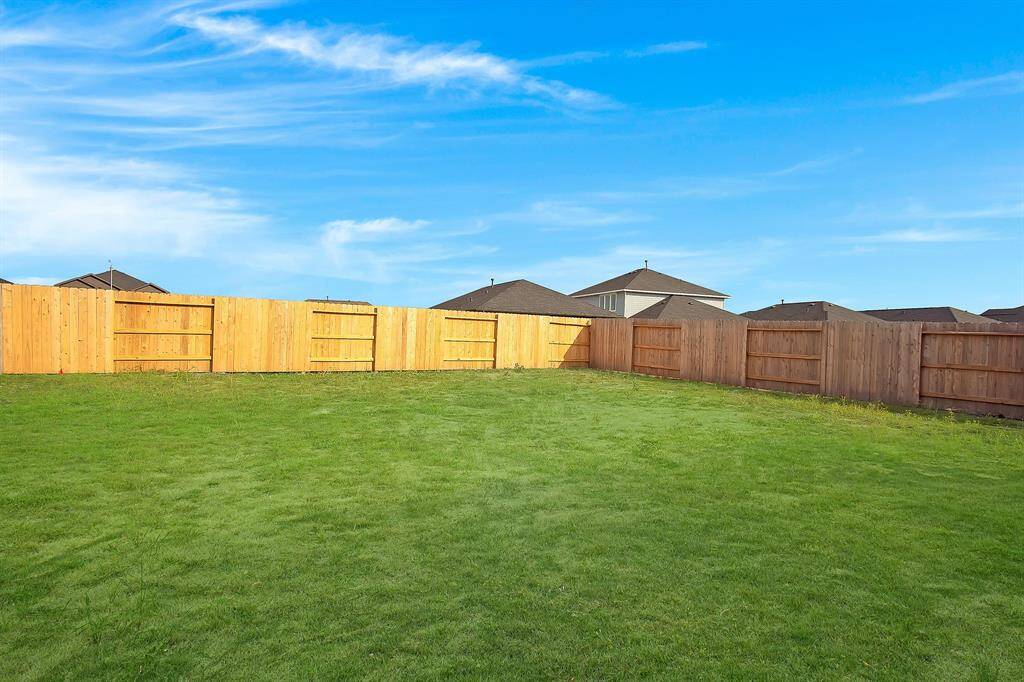 Spacious backyard*Grass has been virtually enhanced for visualization purposes*