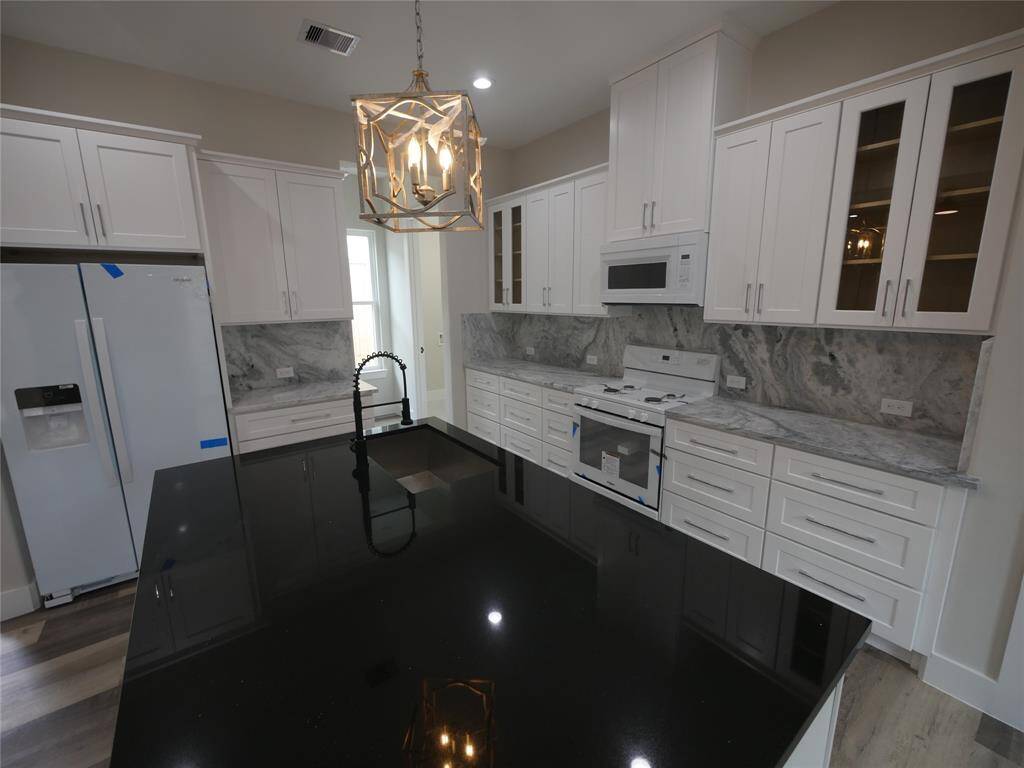Huge Chef's Kitchen with island!