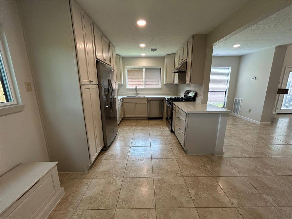 Another great view of this beautiful kitchen