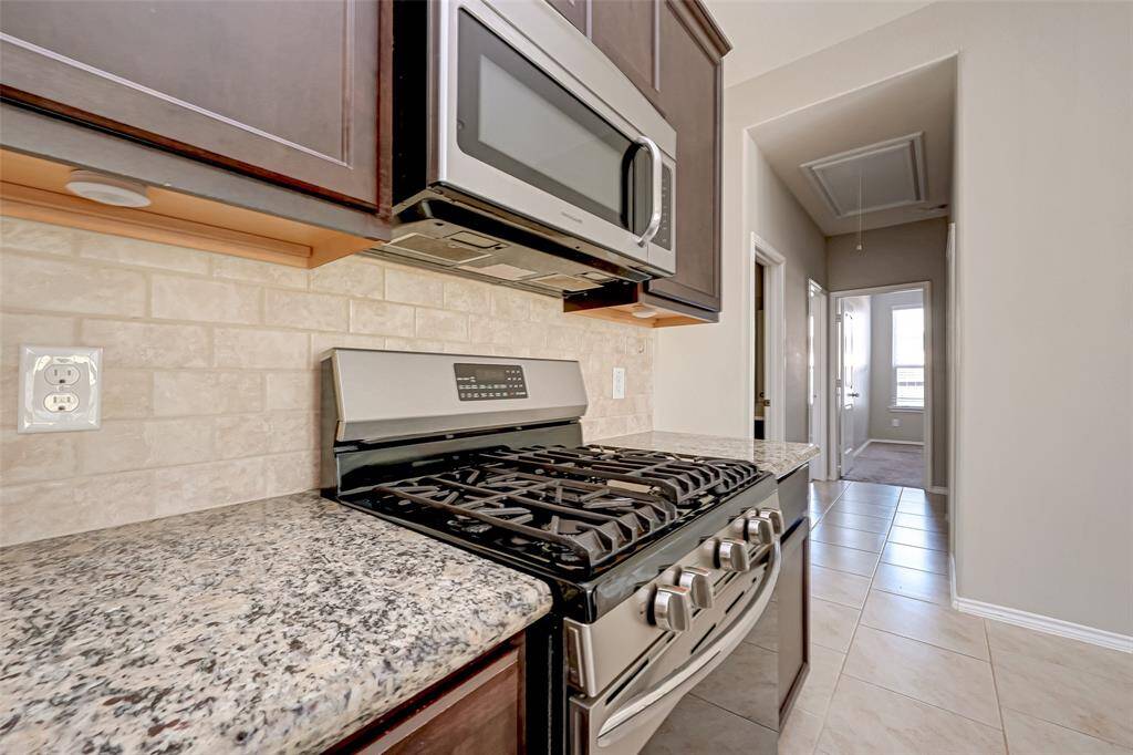 This kitchen is equipped with modern appliances that blend seamlessly with the overall design. Every detail has been considered to make your cooking experience efficient and enjoyable.