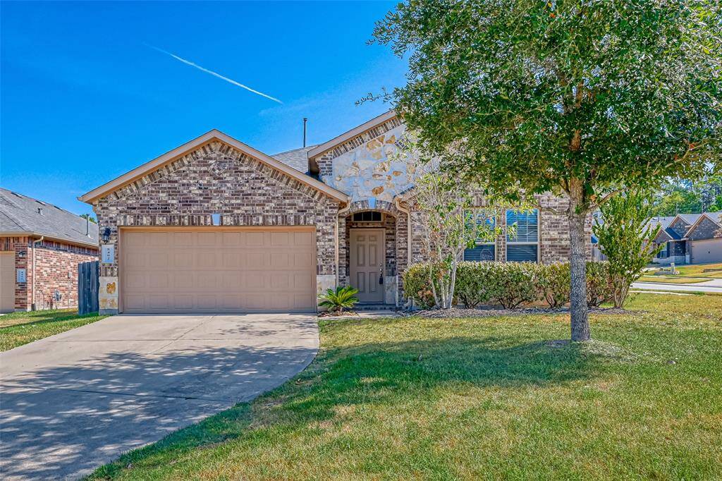 Welcome to 8402 Coral Cove Pass Ln, where tranquility meets luxury. Nestled in the heart of the serene community of Conroe, this exceptional lakeside retreat offers a perfect blend of modern comfort and natural beauty.