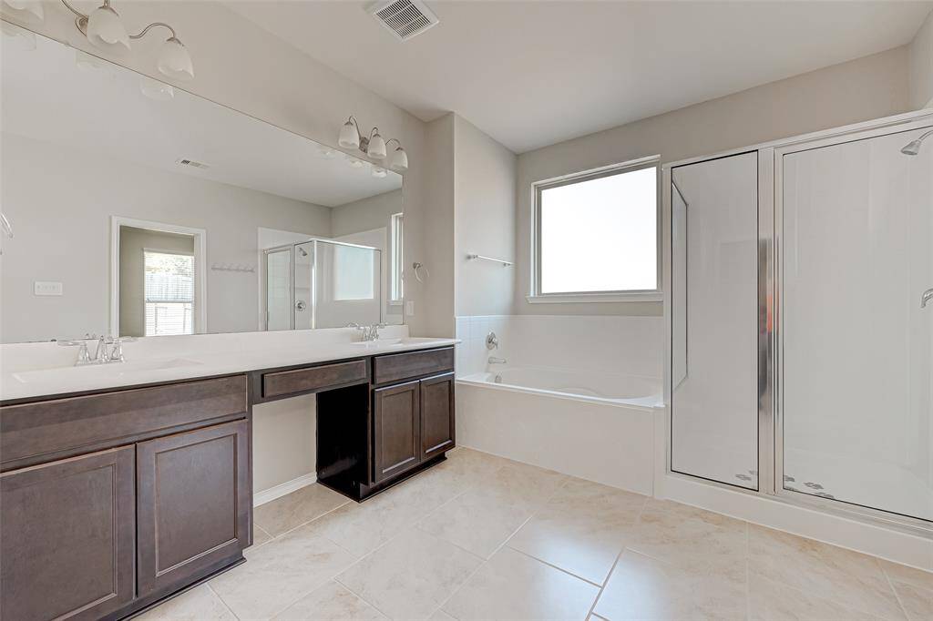 Every detail in this bathroom has been meticulously chosen to create a spa-like atmosphere. From the tastefully selected tiles and fixtures to the soothing color palette, every element contributes to a sense of calm and rejuvenation.