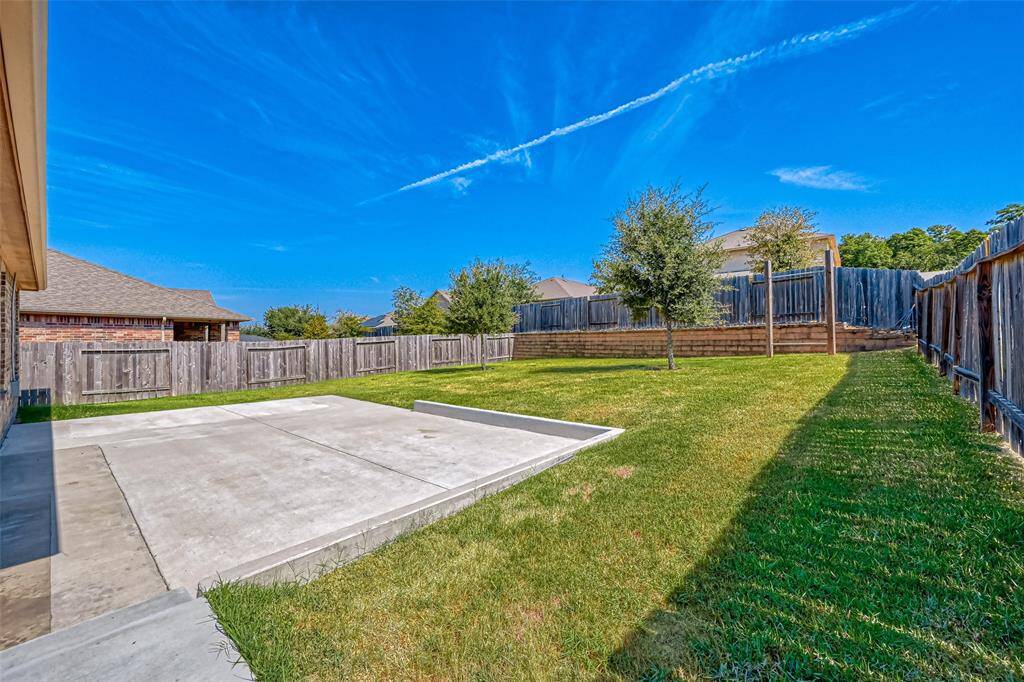The expansive backyard leads to a tranquil lakefront, where you can enjoy a morning coffee on the deck, host BBQs, or simply unwind while taking in breathtaking sunsets over the water.