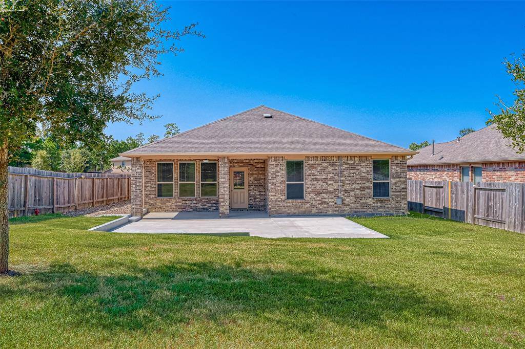 This exquisite lakeside residence offers an unparalleled blend of luxury, comfort, and natural beauty.
