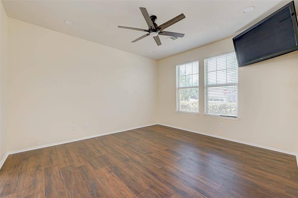With abundant square footage, you'll have ample room to arrange your furniture, equipment, and supplies to suit your needs. The possibilities are endless – envision a large desk setup, cozy reading corner, or even a mini-library.