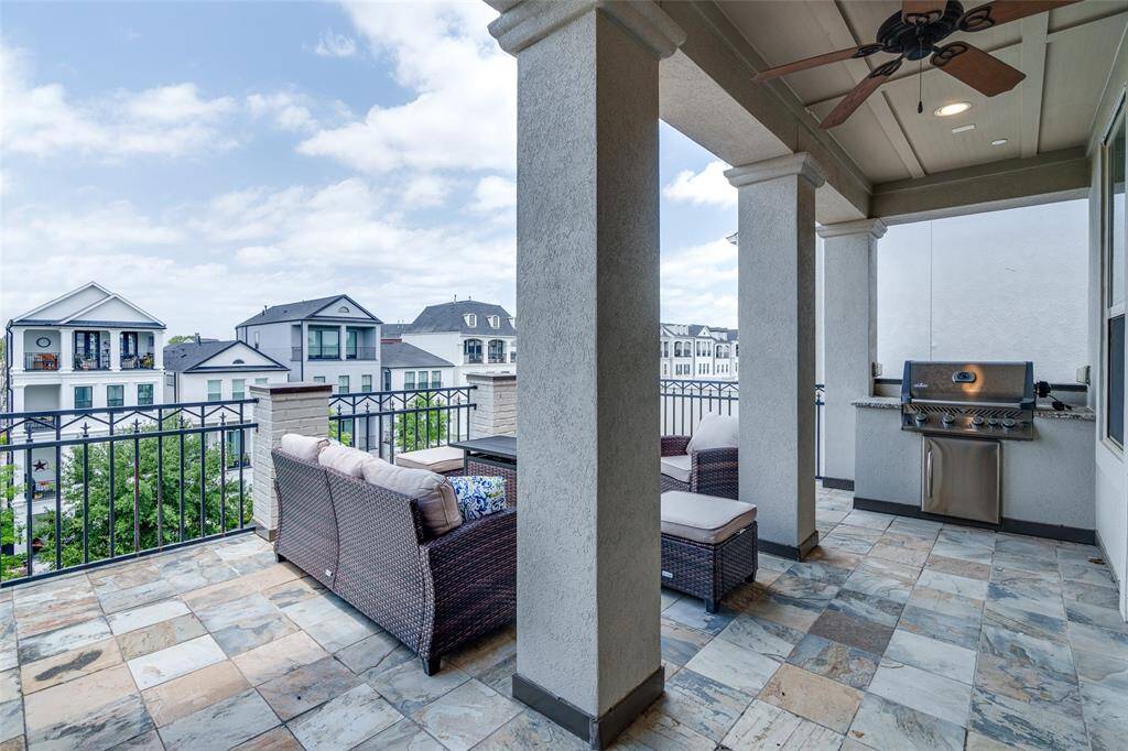 Enjoy scenic views, sunsets, and barbecues on your veranda equipped with a built-in gas grill of the game room, perfect for entertaining or enjoying the outdoors.
