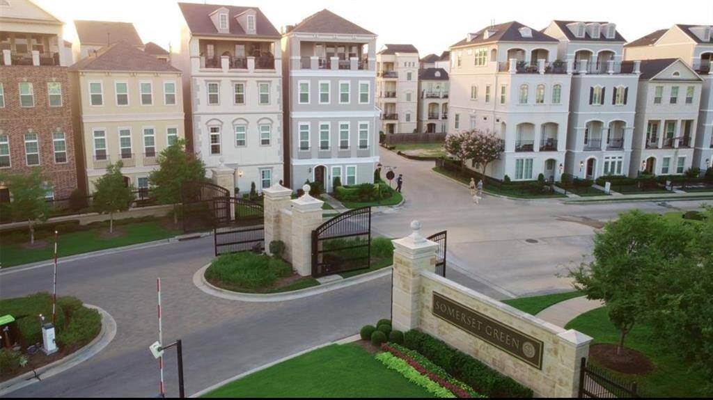Secure and elegant living at Somerset Green, conveniently located inside the loop with quick access to major roadways.