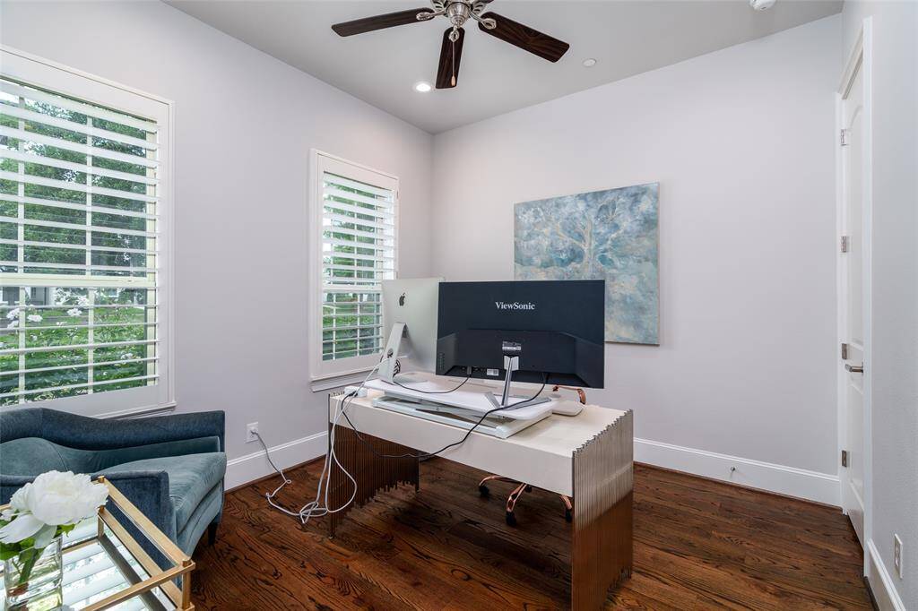Bright and spacious first-floor room with ensuite bath and closet. Ideal as a secondary bedroom or a stylish office.