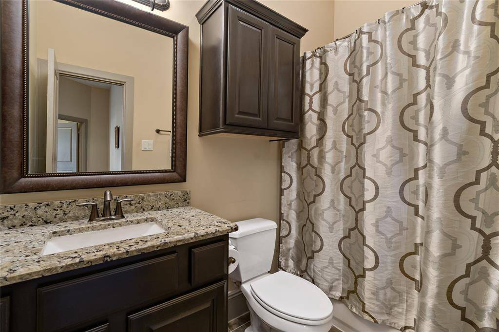 Secondary bathroom with combo tub & shower