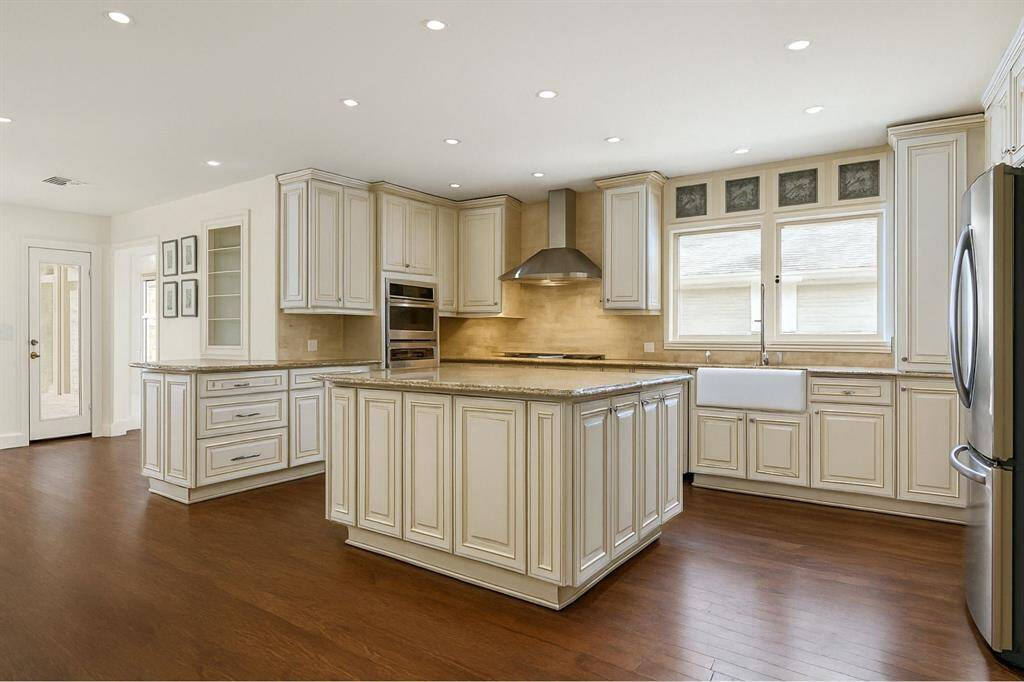The kitchen offers seamless connectivity to the breakfast room, formal dining, and family room—perfect for both entertaining and daily living. Saltillo tile flooring and west-facing windows fill the space with character and light. Open, airy, and thoughtfully appointed. *Virtually rendered hardwoods*