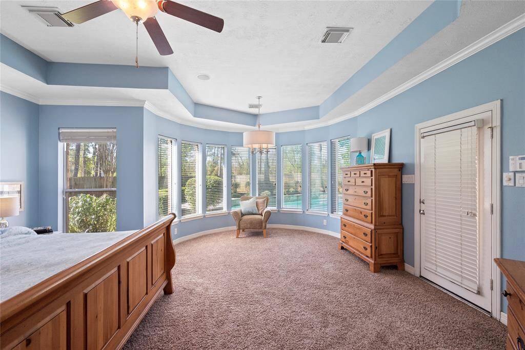 primary bedroom w/sitting area