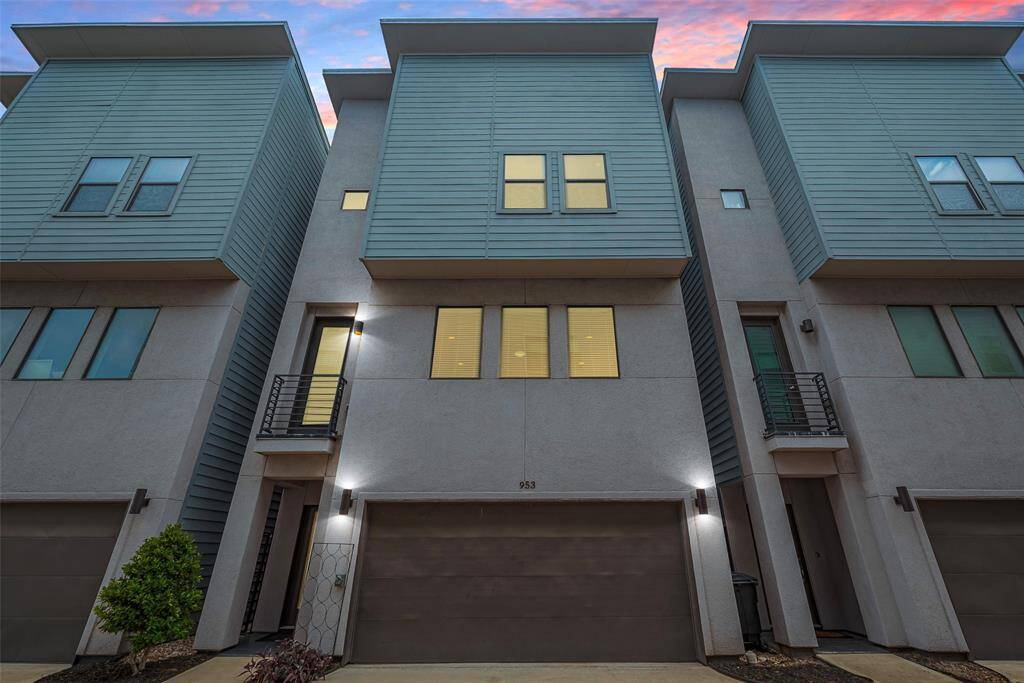 Welcome to the East Side!! Located at the corner of Saint Augustine and McKinney - it is along one of the gateways to the Eastside!!