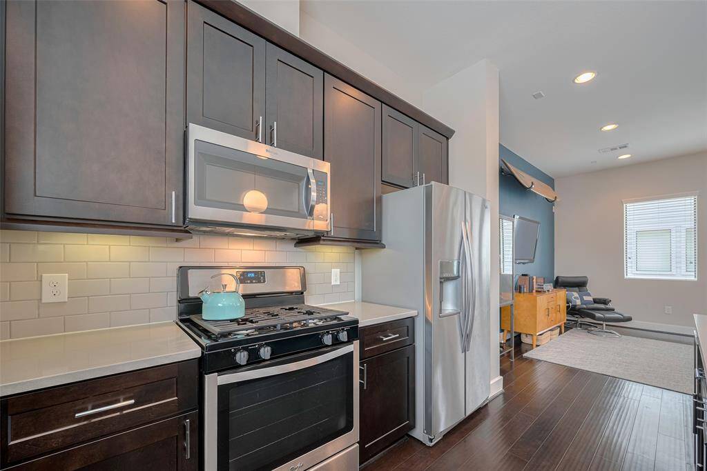 One last view of the kitchen.