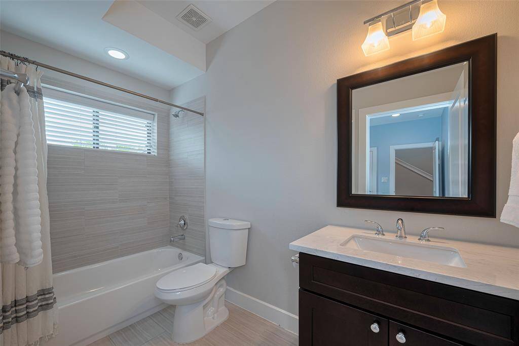 Quick peek at the first floor en suite.