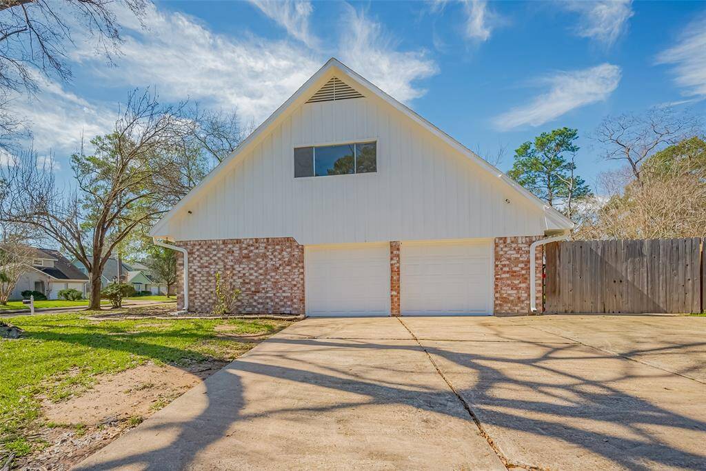 Side driveway with extra parking and a large gate big enough for a boat or trailer to access the backyard.