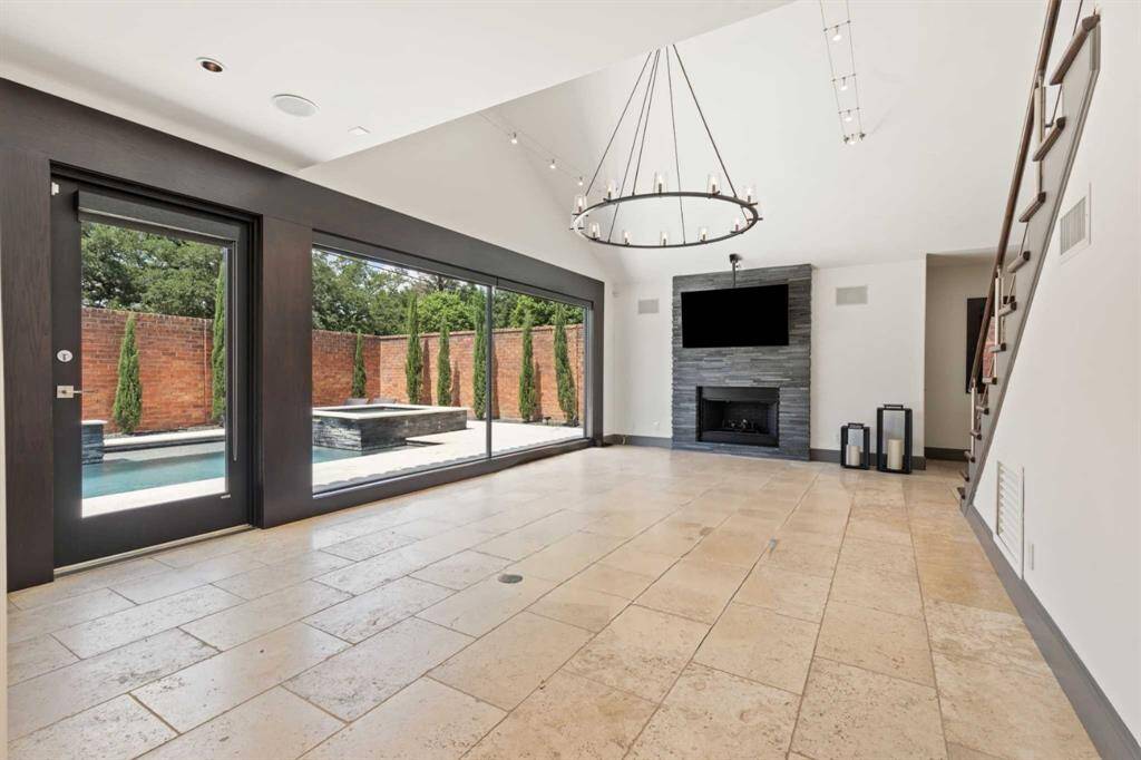 Side View of Entry to pool from the front of Potomac