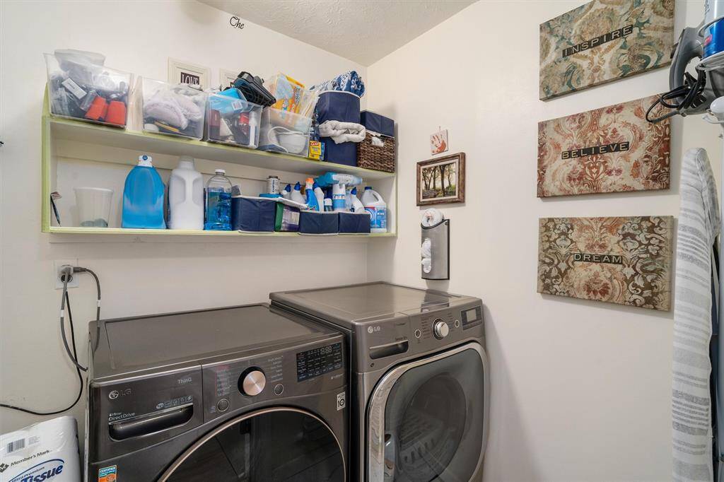 Laundry room gas & electric hook ups