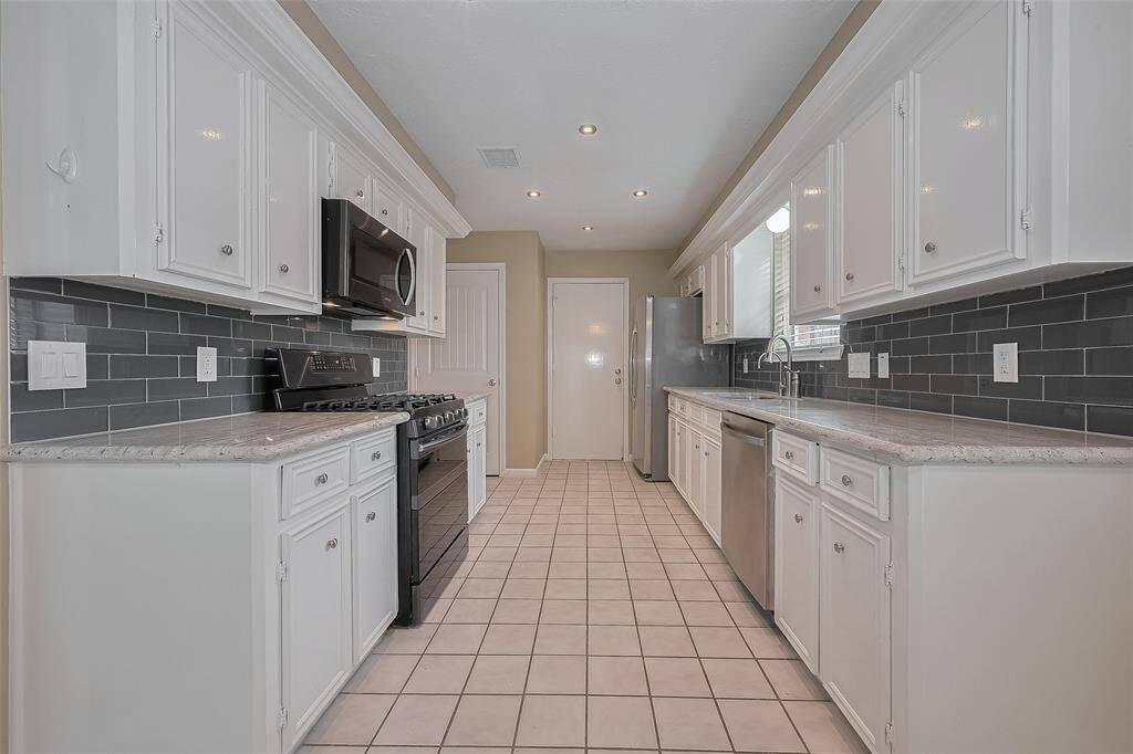 Granite counter tops and white cabinets
