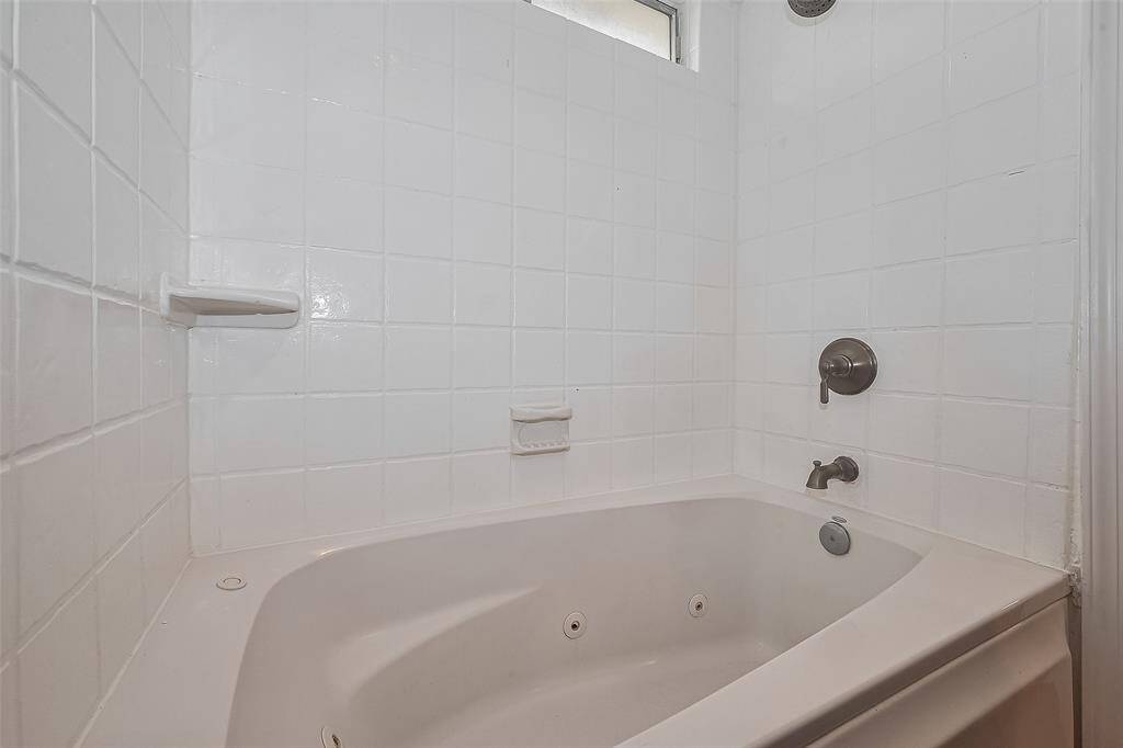 Tub and shower in principal bathroom